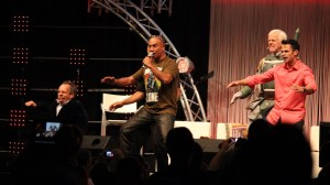 Warwick Davis, Temuera Morrison, Jeremy Bulloch ja Daniel Logan haka-tanssin rytmissä. Mukana muutkin Fettit. (kuva: Aki Jörgensen)