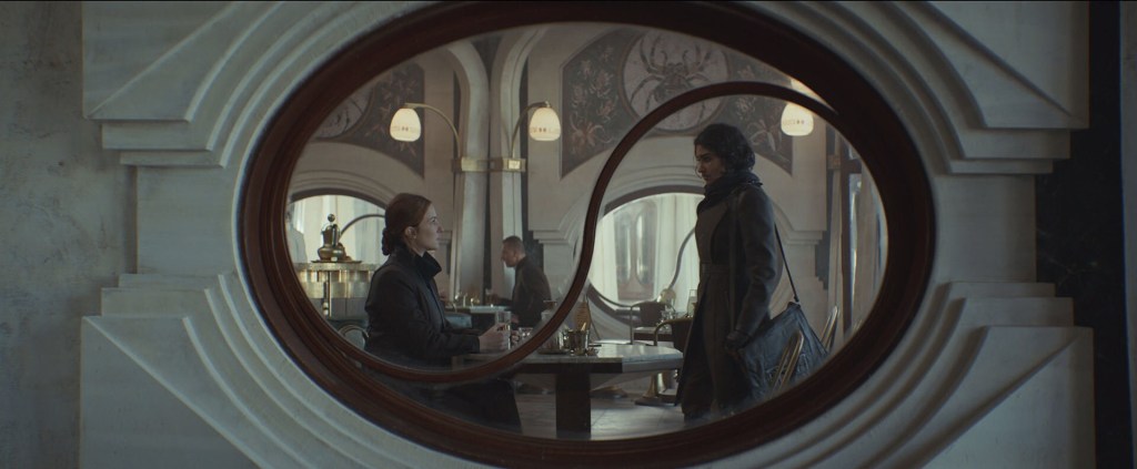 Vel ja Cinta kahvilassa Ghormanilla