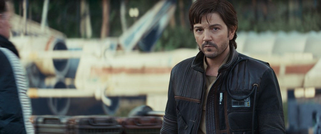 Cassian Andor X-Wingien edessä Yavinin tukikohdassa