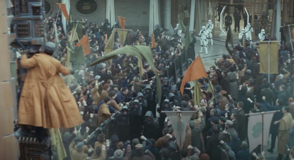 Ghormanin kansa osoittaa mieltään ja heiluttaa lippujaan